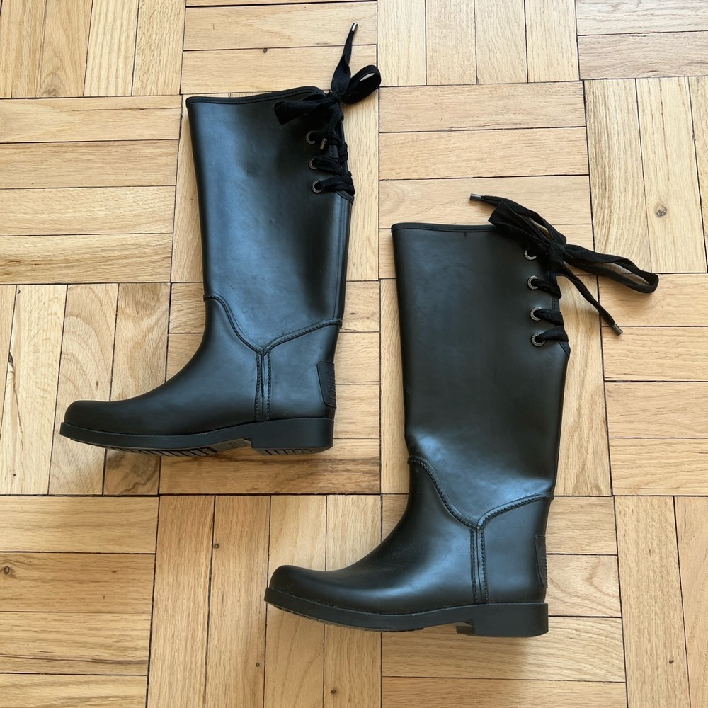 Coach Tristee black matte rubber rain boots w/ tie detail. Fleece lined. Size 8.